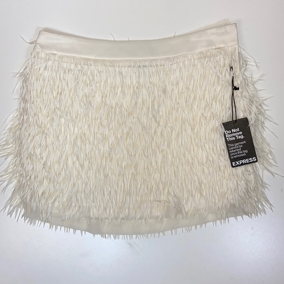 Express l NWT Chiffon Fringe Mini Skirt In Soft Ivory Size 4 - Picture 2 of 10